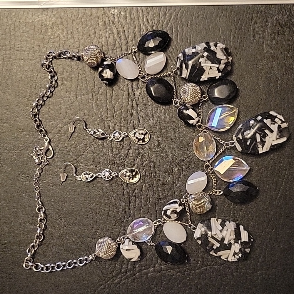 Dramatic black and white necklace and earring set